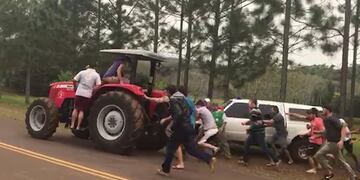 Un grupo de colonos enfrentó a efectivos de Prefectura y frustró la incautación de un tractor