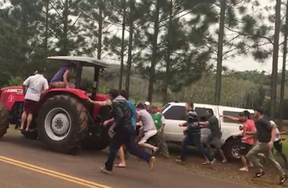 Un grupo de colonos enfrentó a efectivos de Prefectura y frustró la incautación de un tractor
