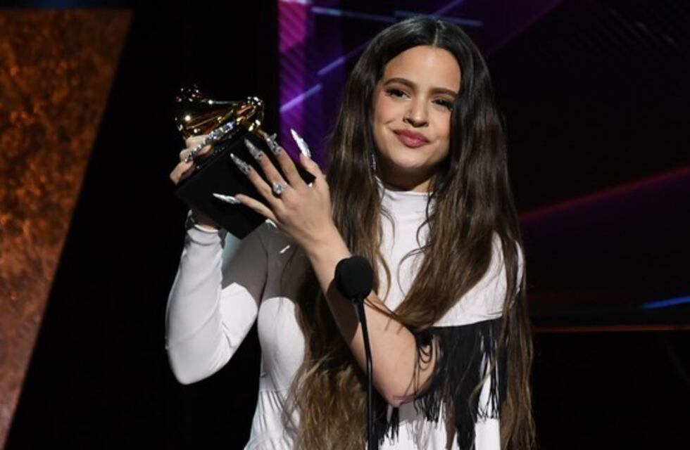 Rosalía impactó a sus seguidores con fotos en topless desde su cama