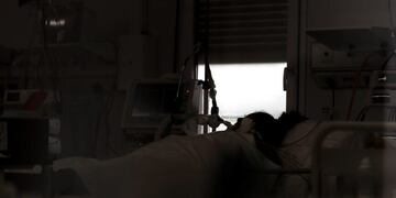 AME2318\u002E BUENOS AIRES (ARGENTINA), 03/09/2020\u002E- Un paciente con COVID-19 permanece en una unidad de terapia intensiva hoy en un hospital de la provincia de Buenos Aires (Argentina)\u002E\u002E EFE/ CASOS DEL DIA TERAPIA INTENSIVA coronavirus