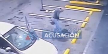 El momento en el que el jefe policial Valdés baja herido del auto (MPA)