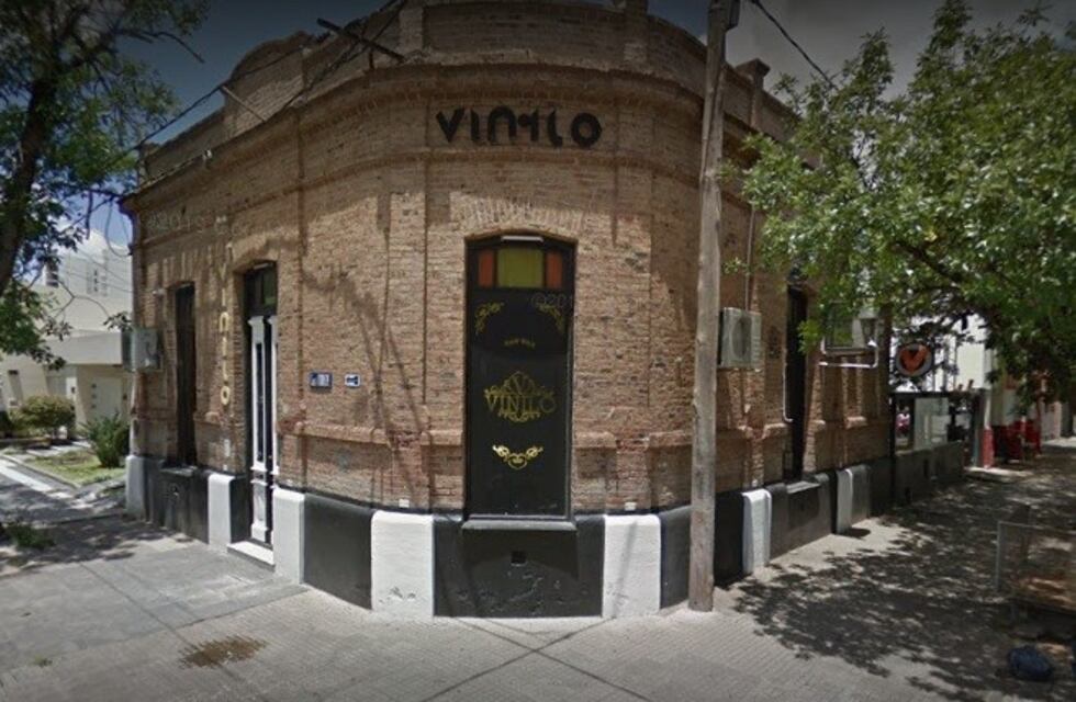 Prendió fuego la puerta de un boliche, en su intento de fuga chocó y fue detenido