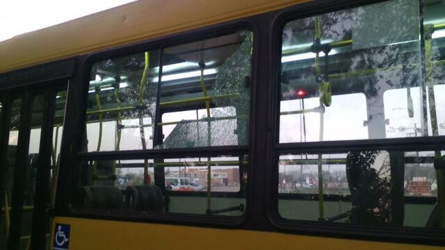 Los ju00f3venes arremetieron contra una unidad de la lu00ednea 145.