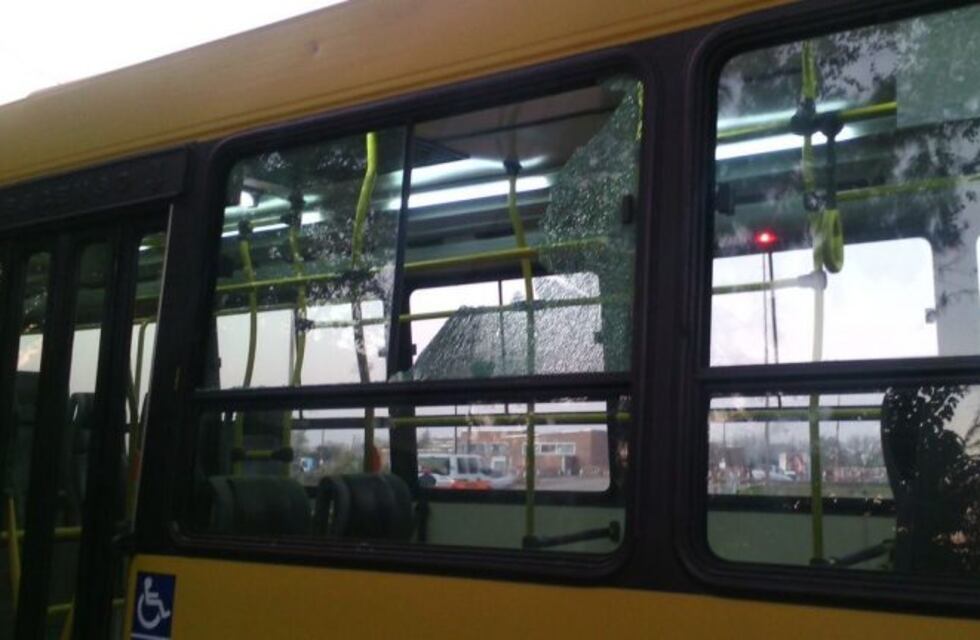 Demoraron a tres adolescentes por atacar a piedrazos a un colectivo