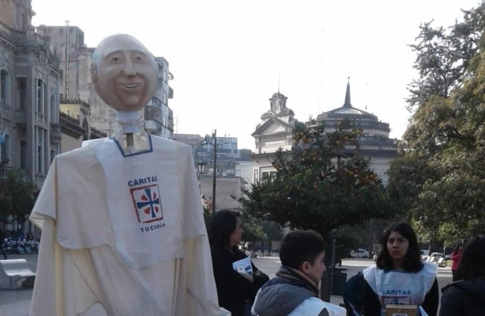 Con un muñeco gigante del Papa Francisco, Cáritas continúa la colecta