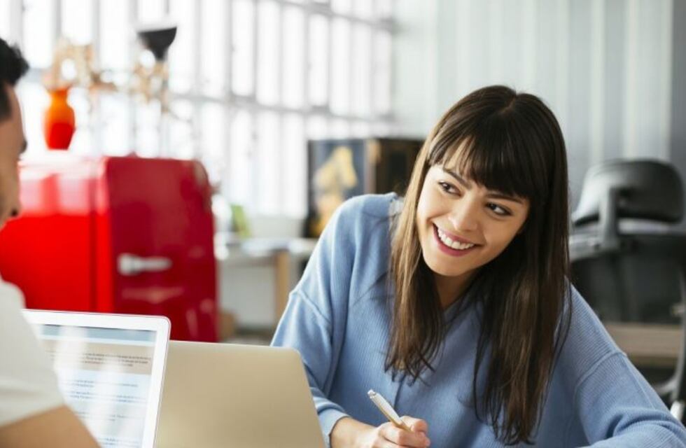 Estudio revela que "coquetear" con alguien del trabajo reduce el estrés