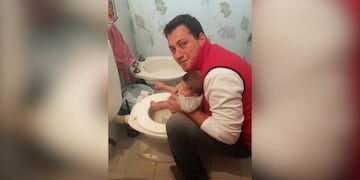 Bebe que hace pis en el baño