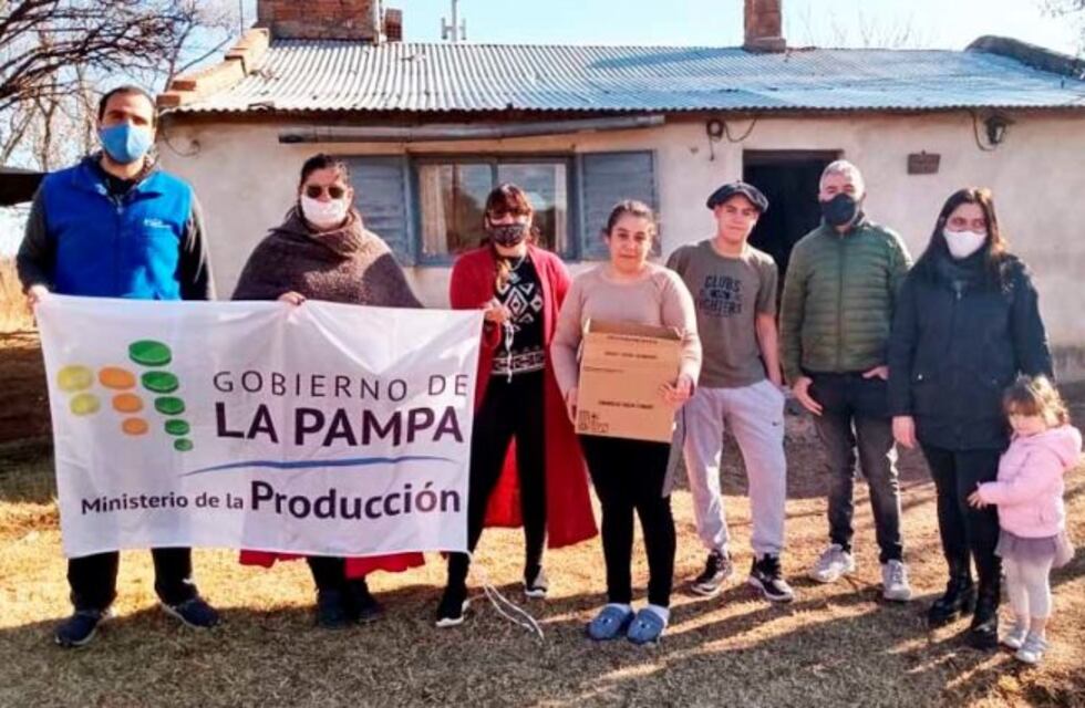 El Gobierno pampeano entregó 400 gallinas ponedoras a familias de bajos recursos