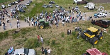 Productores custodian el campo “Casa Nueva” de los hnos Etchevehere\u002E\nCrédito: Ruralnet