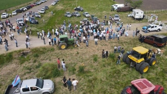 Productores custodian el campo “Casa Nueva” de los hnos Etchevehere\u002E\nCrédito: Ruralnet