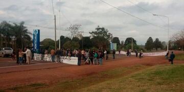 Padres y docentes cortan la Ruta 12\u002E (Foto: El Territorio)