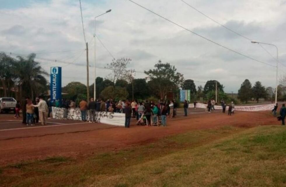 Padres y docentes cortan la Ruta 12 en Montecarlo