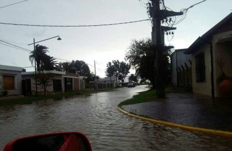 Parte de Melincué se inundó con agua de la laguna y hay familias autoevacuadas