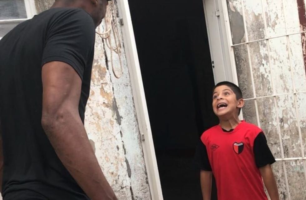 La emoción de un pequeño hincha de Colón al conocer a su ídolo en el fútbol