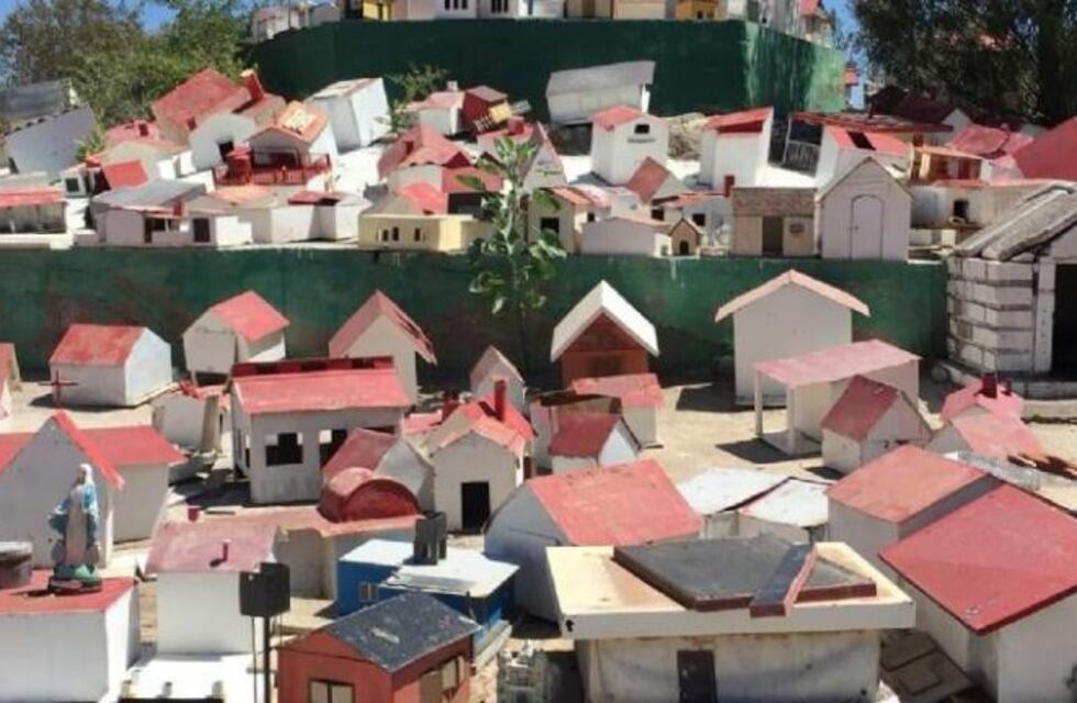 Promesantes llenaron la Difunta Correa de maquetas de casas