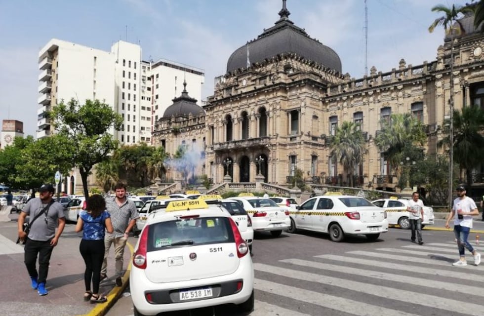Taxistas reclaman seguridad frente a Casa de Gobierno