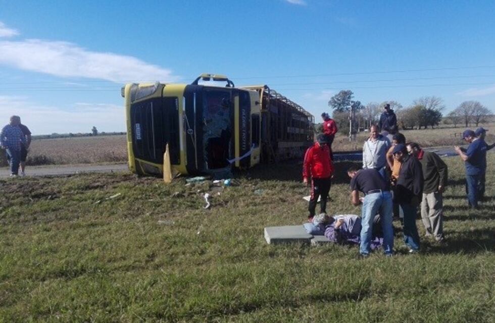 Vuelca un camión con cerdos en Ruta Nacional 14