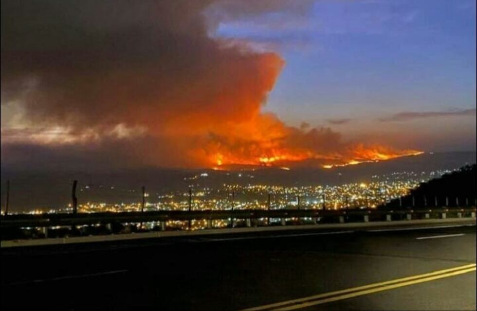 Incendios: madrugada de arduo trabajo en las sierras cordobesas