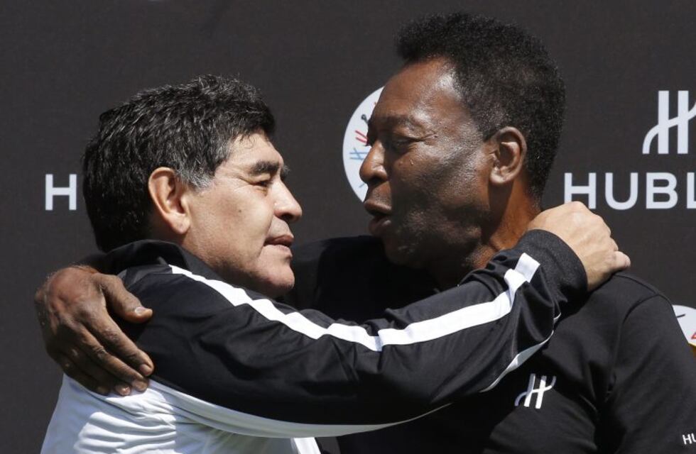 El curioso saludo de cumpleaños de Pelé a Maradona