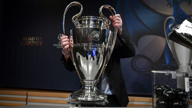 The UEFA Champions League trophy is taken away after the draw for the round of 16 of the UEFA Champions League football tournament at the UEFA headquarters in Nyon on December 12, 2016. / AFP PHOTO / Fabrice COFFRINI suiza futbol champion league liga campeones sorteo futbol champion league trofeo