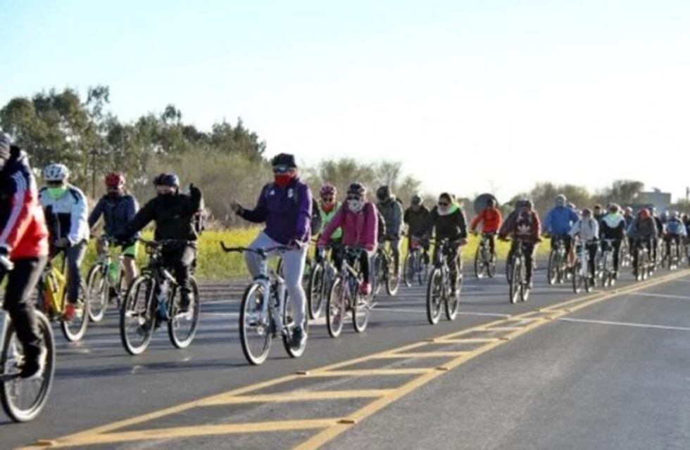 Docentes de El Hoyo, en bicicleta rumbo al acampe en Rawson