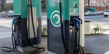 Se colocaron en Santa Fe los primeros surtidores para autos eléctricos\u002E (Clarín)
