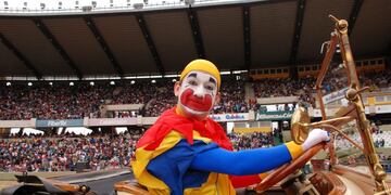 CORDOBA 03/08/08, PIÑON FIJO DURANTE EL FESTEJO POR EL DIA DEL NIÑO EN EL ESTADIO CHATEAU CARRERAS\u002EFOTO:DYN/GOBIERNO DE CORDOBA\u002E chateau carreras cordoba PIÑON FIJO festejo del dia del niño payaso payaso evento dia del niños cordoba
