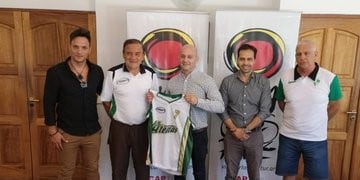 Bruno y Felipe Lábaque, en la firma del acuerdo con el intendente Daniel Gómez Gesteira\u002E