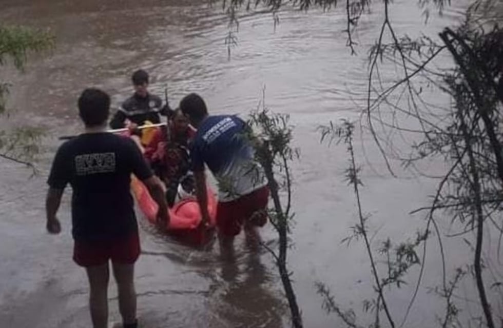 También en el agua: bomberos de Villa María rescatan a un pescador