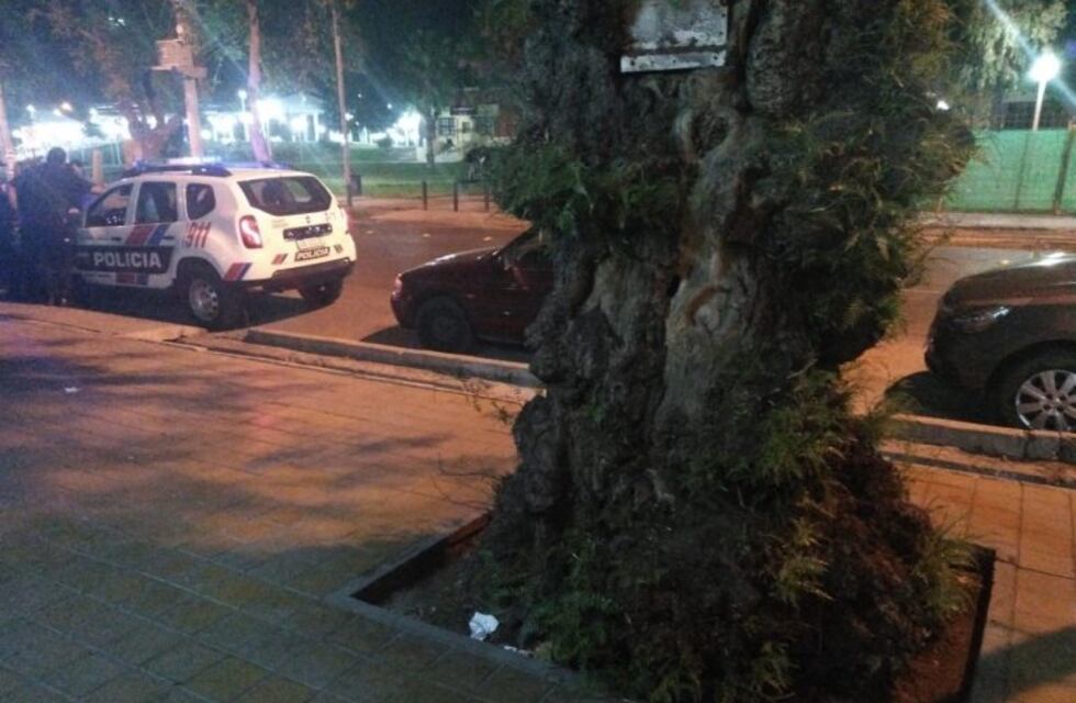 Salió a dejar la basura, y encontró dos balas y un cartel amenazante