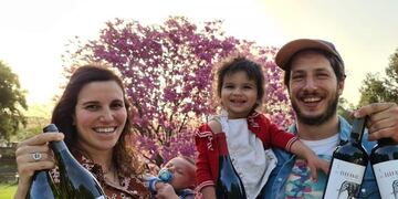 Juliana Rauek (mendocina) y Felipe Azcona elaboran vino en el garaje de su casa en San Juan\u002E