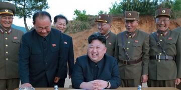 This picture taken on May 14, 2017 and released from North Korea's official Korean Central News Agency (KCNA) on May 15 shows North Korean leader Kim Jong-Un (C) reacting during a test launch of a ground-to-ground medium long-range strategic ballistic rocket Hwasong-12 at an undisclosed location. / AFP PHOTO / KCNA VIA KNS / STR / South Korea OUT / REPUBLIC OF KOREA OUT   ---EDITORS NOTE--- RESTRICTED TO EDITORIAL USE - MANDATORY CREDIT