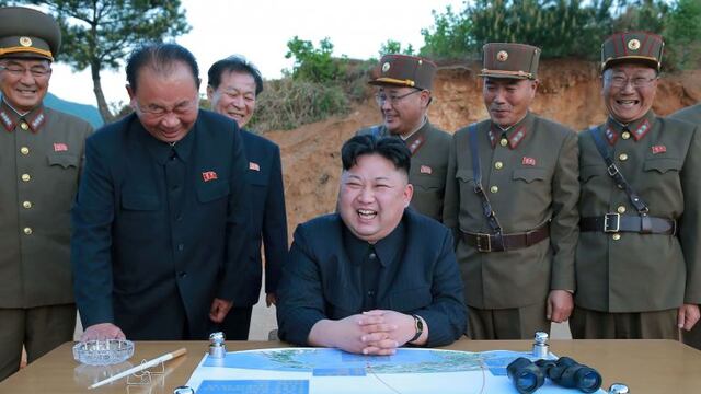 This picture taken on May 14, 2017 and released from North Korea's official Korean Central News Agency (KCNA) on May 15 shows North Korean leader Kim Jong-Un (C) reacting during a test launch of a ground-to-ground medium long-range strategic ballistic rocket Hwasong-12 at an undisclosed location. / AFP PHOTO / KCNA VIA KNS / STR / South Korea OUT / REPUBLIC OF KOREA OUT   ---EDITORS NOTE--- RESTRICTED TO EDITORIAL USE - MANDATORY CREDIT