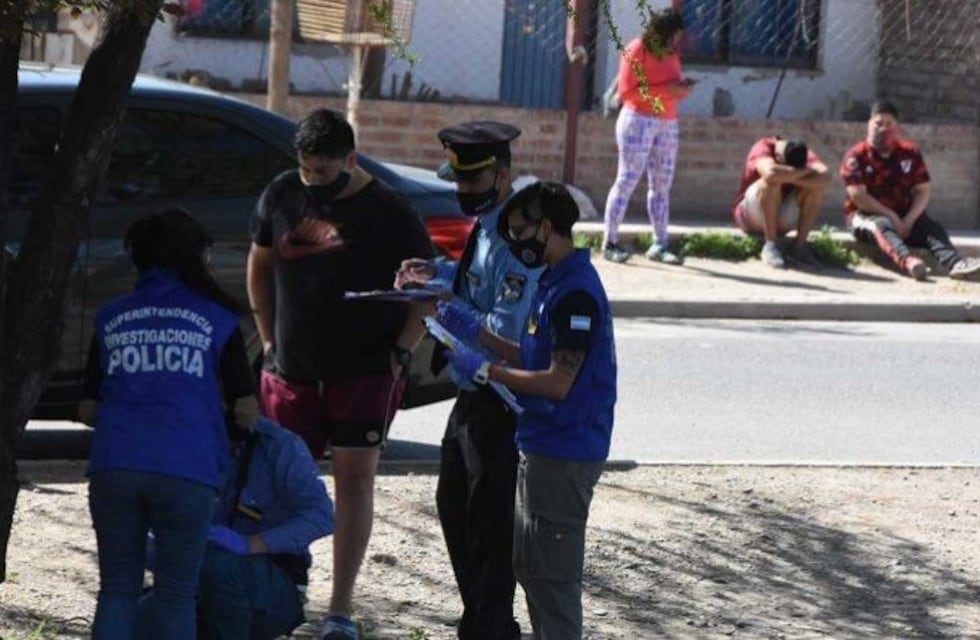 Un hombre resultó baleado cuando conversaba con su hijo en la puerta de su casa