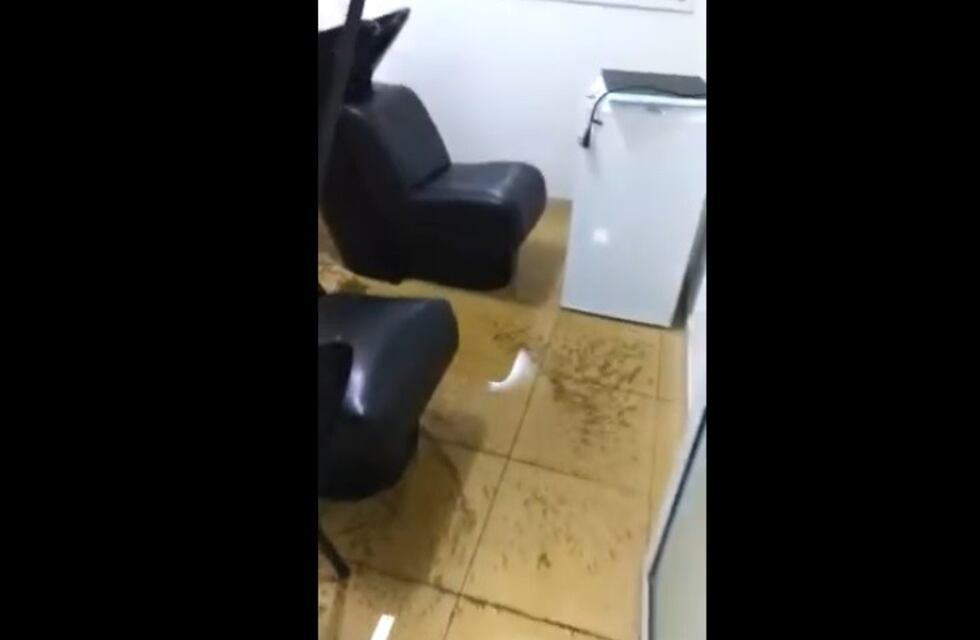 ¡Indignante! Cerró su peluquería en Bahía porque explotaron las cloacas