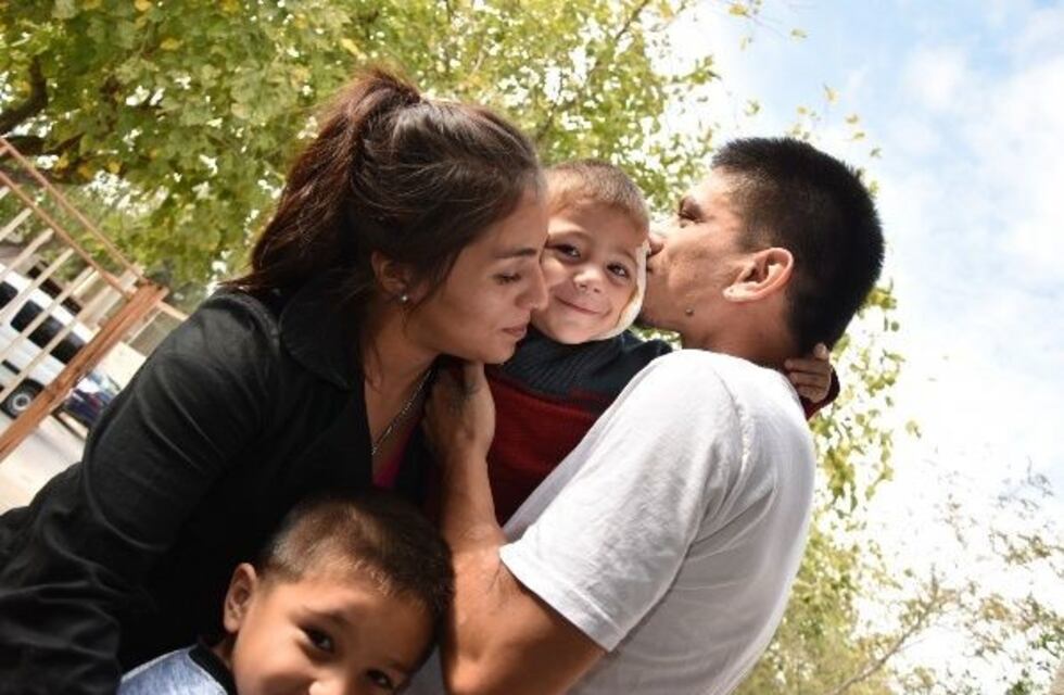 Lo echaron por faltar después de salvar a su hijo: sigue desempleado