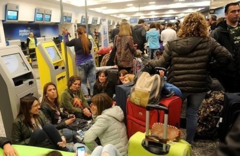 Ya están operativos Aeroparque y Ezeiza pero habrá demoras durante la noche
