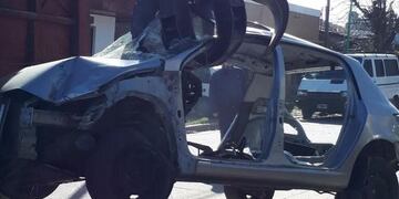 Para evitar posibles focos de contaminación, se avanza en la remoción y compactación de autos abandonados (Municipalidad de La Plata)