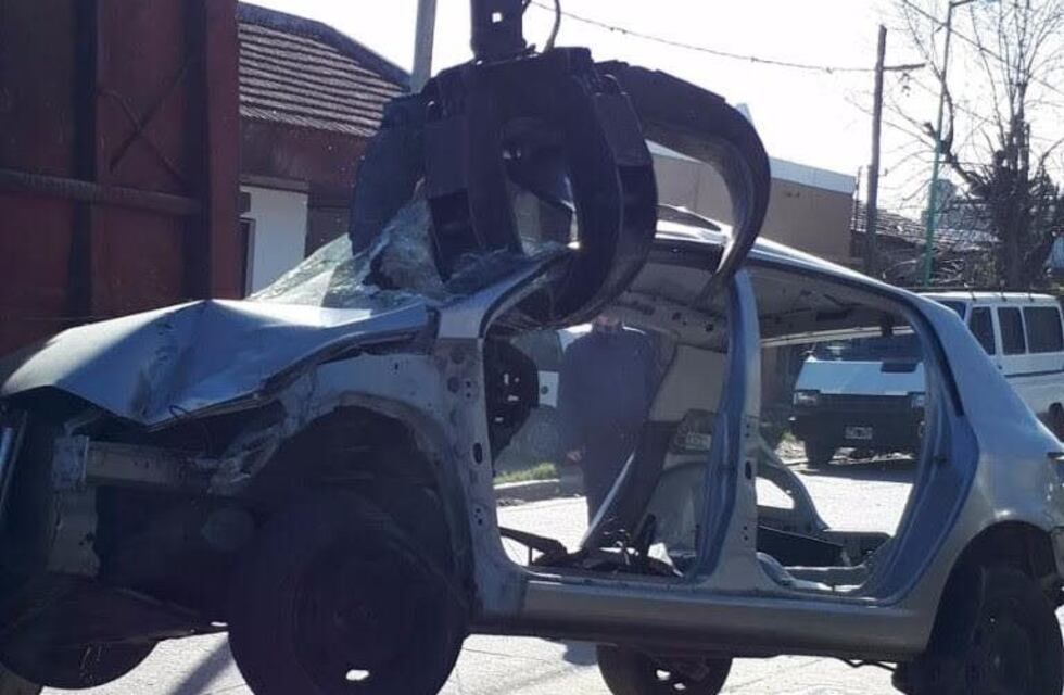 Retiran y compactan autos abandonados en la vía pública