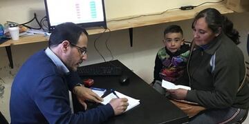 El consultorio donde atiende Gustavo está repleto\u002E