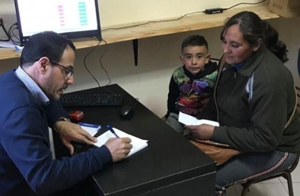 El médico sanjuanino que atiende gratis a los niños ahora armó un proyecto educativo