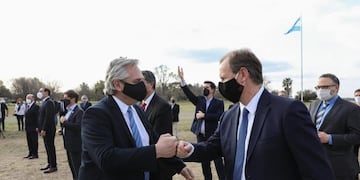 Gustavo Bordet junto al Presidente Fernández en la firma del acuerdo Federal de la Hidrovía Paraguay-Paraná\u002E