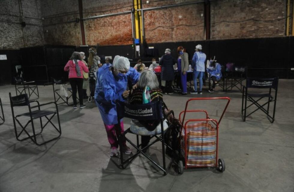 Vacunación en la Ciudad de Buenos Aires: analizan inscribir a menores de 40