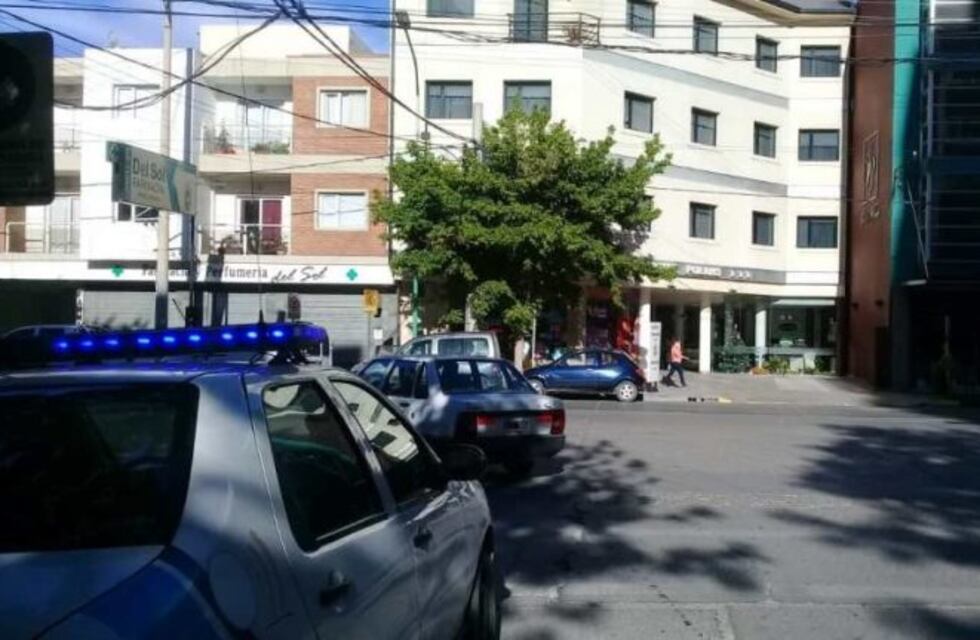 Joven cayó del tercer piso de un hotel y se encuentra en grave estado