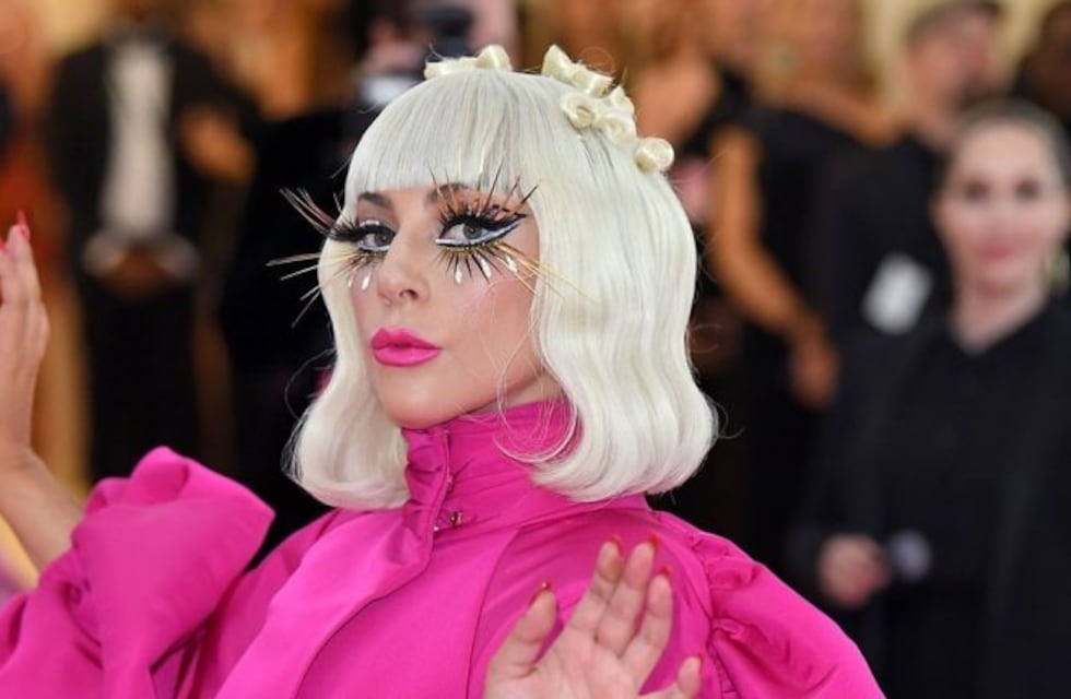 El impactante video de Lady Gaga: filmado desde un Iphone, con vestuario extravagante y mensaje futurista