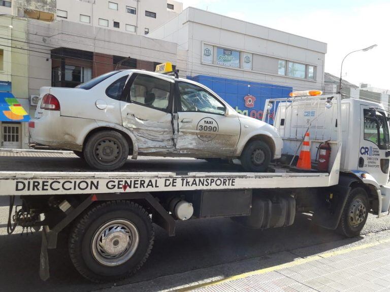 El taxi fue retirado por una grúa.