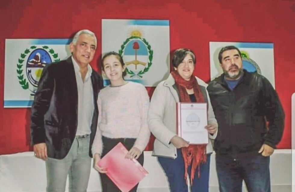 Entrega de becas del programa comunal en Cañadón Seco