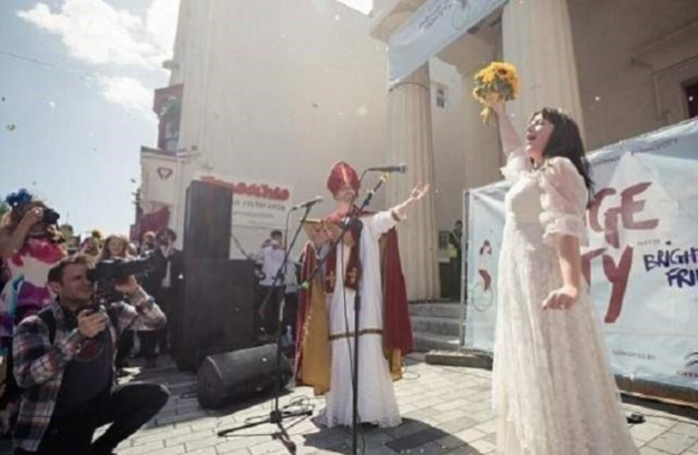 Viral: mujer que se casó consigo misma confiesa que se fue infiel