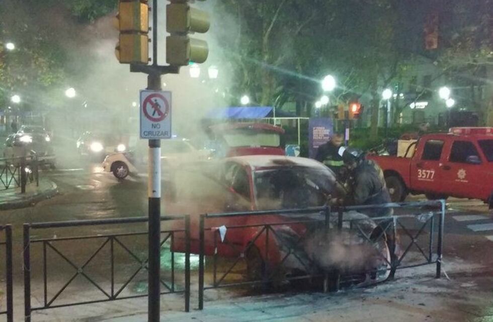 A un conductor se le prendió fuego el auto en la esquina de Plaza Pringles