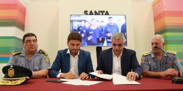 El diputado provincial electo firmó un convenio con el rector de la Universidad Nacional de Rosario (UNR), Franco Bartolacci\u002E (@minsegsf)